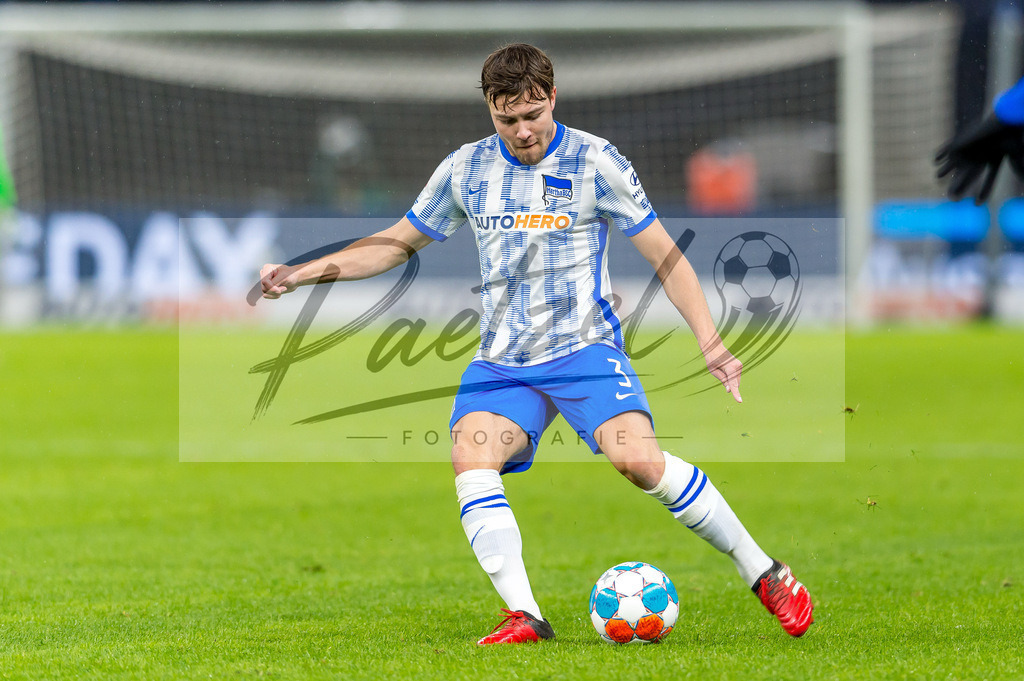 BSCRBL20220220_156 | Fussball, Herren: Fredrik Andre Bjoerkan (Hertha BSC) in Aktion, am Ball, Einzelaktion bei dem Spiel der 1. Bundesliga zwischen Hertha BSC und RB Leipzig im Olypiastadion am 20.02.2022 in Berlin, Deutschland.DFB / DFL REGULATIONS PROHIBIT ANY USE OF PHOTOGRAPHS AS IMAGE SEQUENCES AND/OR QUASI-VIDEO. - Realisiert mit Pictrs.com