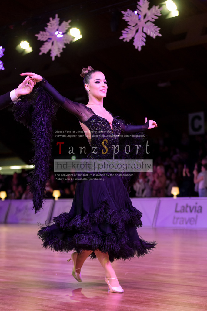 20241215_WDSF_Int_Open_Std-Riga-9040 | Tanzsportbilder, Standardtanz, Lateintanz, WDSF, DTV, LTVB, dancecomp, goc, hessen tanzt, blaues band der spree, walzer, tango, wiener walzer, slowfox, quickstepp, samba, rumba, cha-cha-cha, paso doble. jive, hd-kroft photography, turniertanzsport