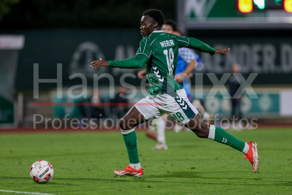Fussball, Regionalliga Nord, SV Werder Bremen II - FC Eintracht Norderstedt | Princewell Mbock (SV Werder Bremen II, 18) am Ball, Einzelbild, Ganzkörper, Aktion, Action, Spielszene