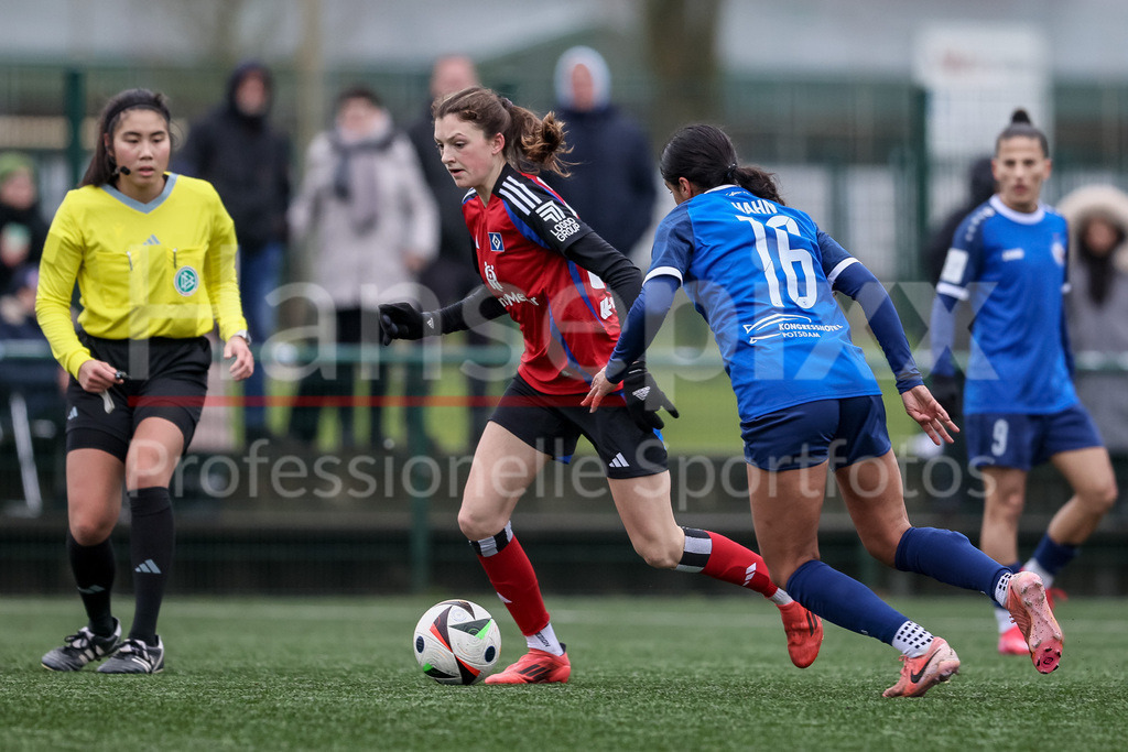 Fussball, Testspiel Frauen, Hamburger SV - 1. FFC Turbine Potsdam | v.li.: Lotta Wrede (Hambruger SV, 32) und Maya Hahn (1. FFC Turbine Potsdam, 16) im Zweikampf, Duell, Dynamik, Aktion, Action, Spielszene