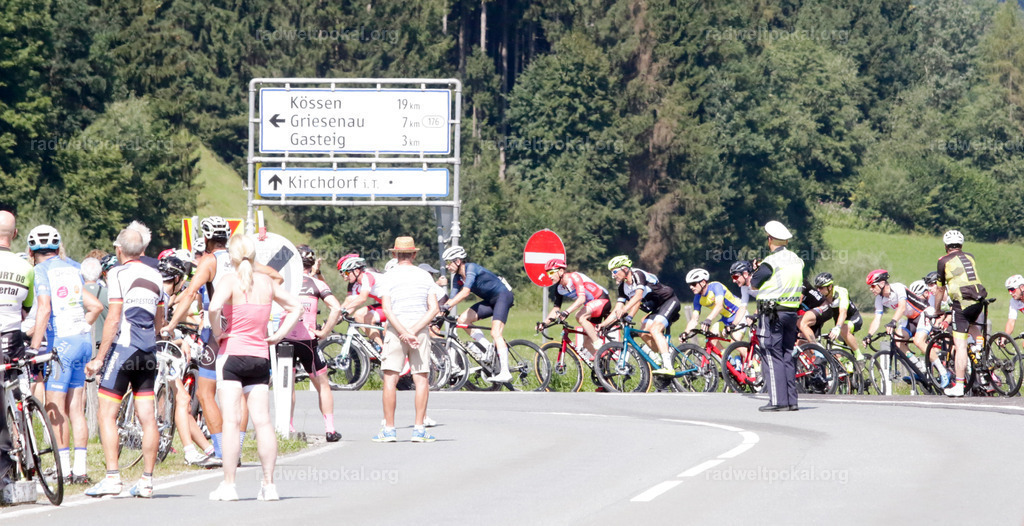 03_20230817_radweltpokal_rennen_maenner | AUT - OESTERREICH, 2023-08-16: SPORT RENNRAD-FAHREN - 55. INTERNATIONALER RADWELTPOKAL IN ST. JOHANN IN TIROL  - Vintage-Radrennen mit WM-Bronze-Medaillen-Siegerin Christina Schweinberger, den Teilnehmer und Alexander Baumann (vom Orginastions-Team) - TAG 2 BEWERB MAENNER IN SECHS GRUPPEN  - FEATURE RENNEN/START ; Foto: Roland Muehlanger