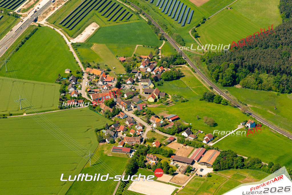 Das Luftbild zeigt : Gösseldorf Ansbach - Die Luftaufnahme wurde 2024 vom UL-Flugzeug aus erstellt ( keine Drohne ) - Hochauflösende Luftaufnahme - Für grossformatige Ausdrucke geeignet. Die Geschenkidee !Mit Lizenz und Bildrechte bestellbar