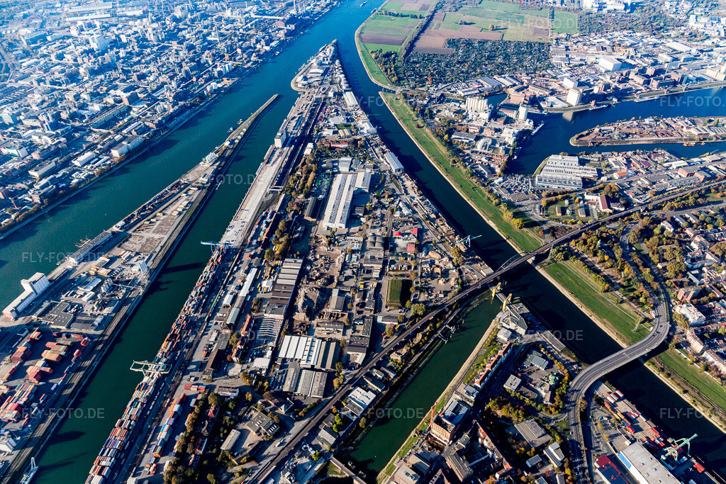 Luftbild: Kaianlagen und Schiffs- Anlegestellen am Hafenbecken des Binnenhafen des Rhein im Ortsteil Mühlauhafen im Ortsteil Innenstadt in Mannheim im Bundesland Baden-Württemberg in Deutschland. Foto: IMG_095467.jpg vom 30.10.2016 durch Werner Riehm/FLY-FOTO.de