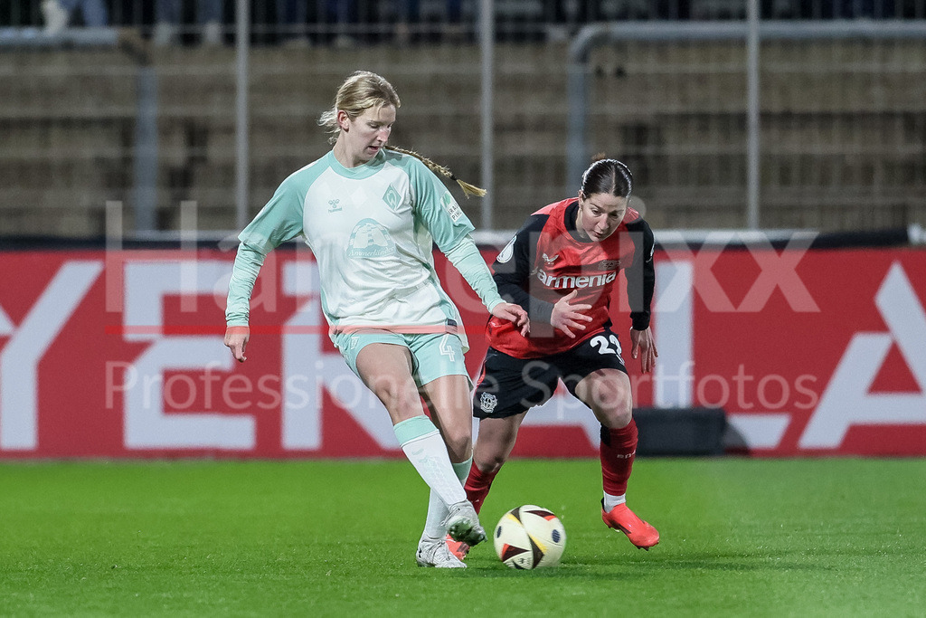 Fussball, DFB-Pokal Frauen, Bayer 04 Leverkusen - SV Werder Bremen | v.li.: Kaylie Ronan (SV Werder Bremen, 4) und Ruby Grant (Bayer 04 Leverkusen, 22) im Zweikampf, Duell, Dynamik, Aktion, Action, Spielszene, DIE DFB-RICHTLINIEN UNTERSAGEN JEGLICHE NUTZUNG VON FOTOS ALS SEQUENZBILDER UND/ODER VIDEOÄHNLICHE FOTOSTRECKEN. DFB REGULATIONS PROHIBIT ANY USE OF PHOTOGRAPHS AS IMAGE SEQUENCES AND/OR QUASI-VIDEO.