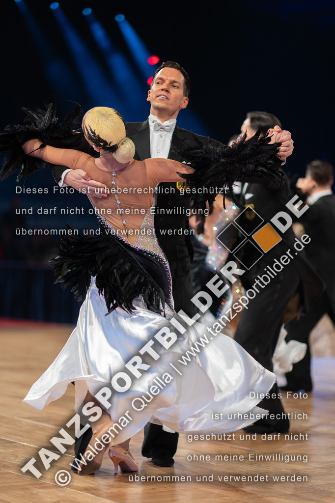 20251206-04824 | Hier finden Sie Tanz Bilder vom Latein und Standard Formationen tanzen. Sportbilder vom Tanzsport. Schöne Fotos und von Weltmeisterschaft, Europameisterschaft, Bundesliga, Regionalliga, Oberliga und Landesliga sowie von GOC Stuttgart, DanceComp, WM Bremen
