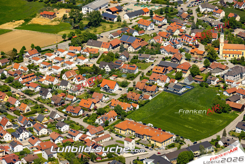 Das Luftbild zeigt :  Adlkofen - Die Luftaufnahme wurde 2024 vom UL-Flugzeug aus erstellt ( keine Drohne ) - Hochauflösende Luftaufnahme - Für grossformatige Ausdrucke geeignet. Die Geschenkidee !Mit Lizenz und Bildrechte bestellbar