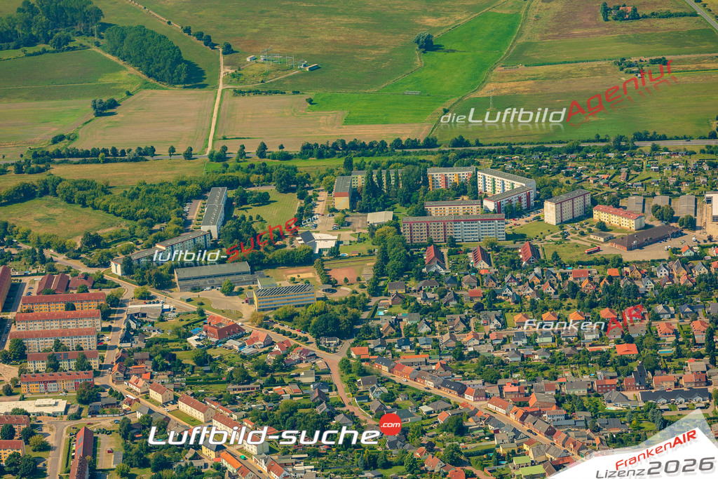 Luftbild der Stadt Osterburg - Die Luftaufnahme wurde 2025 vom UL-Flugzeug heraus erstellt ( keine Drohne ) - Hochauflösende Luftaufnahme - für professionelle Ausdrucke geeignet. Die Geschenkidee !Hier alle&nbsp;Infos zur Lizenzierung der LuftaufnahmeWir fliegen auch dieses Jahr wieder in Ihre Region um Luftbilder zu erstellen.- Luftbild anfragen