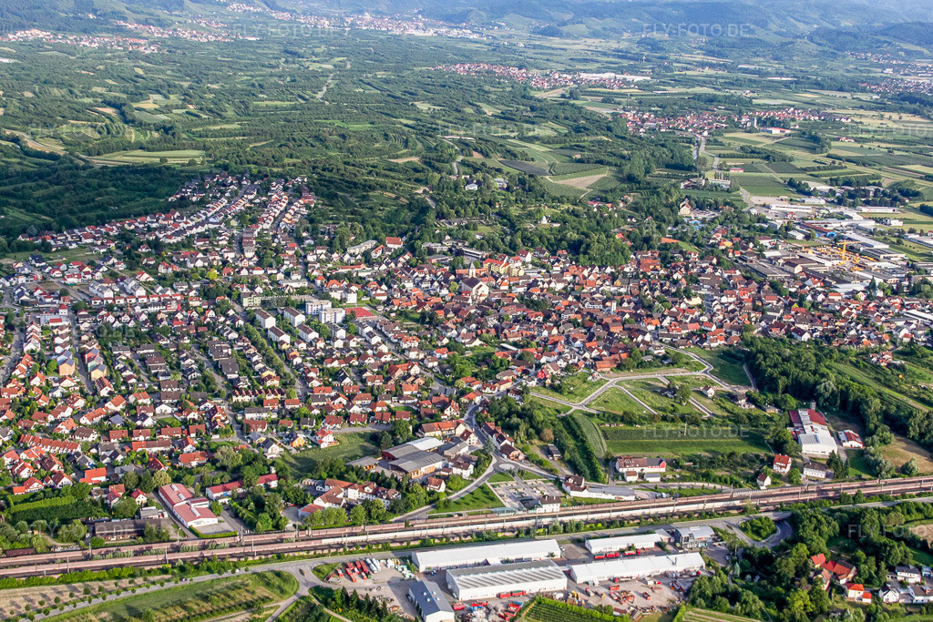 Luftbild: Ortsansicht von Westen in Renchen im Bundesland Baden-Württemberg in Deutschland. Foto: IMG_18861.jpg vom 03.06.2009 durch Werner Riehm/FLY-FOTO.de