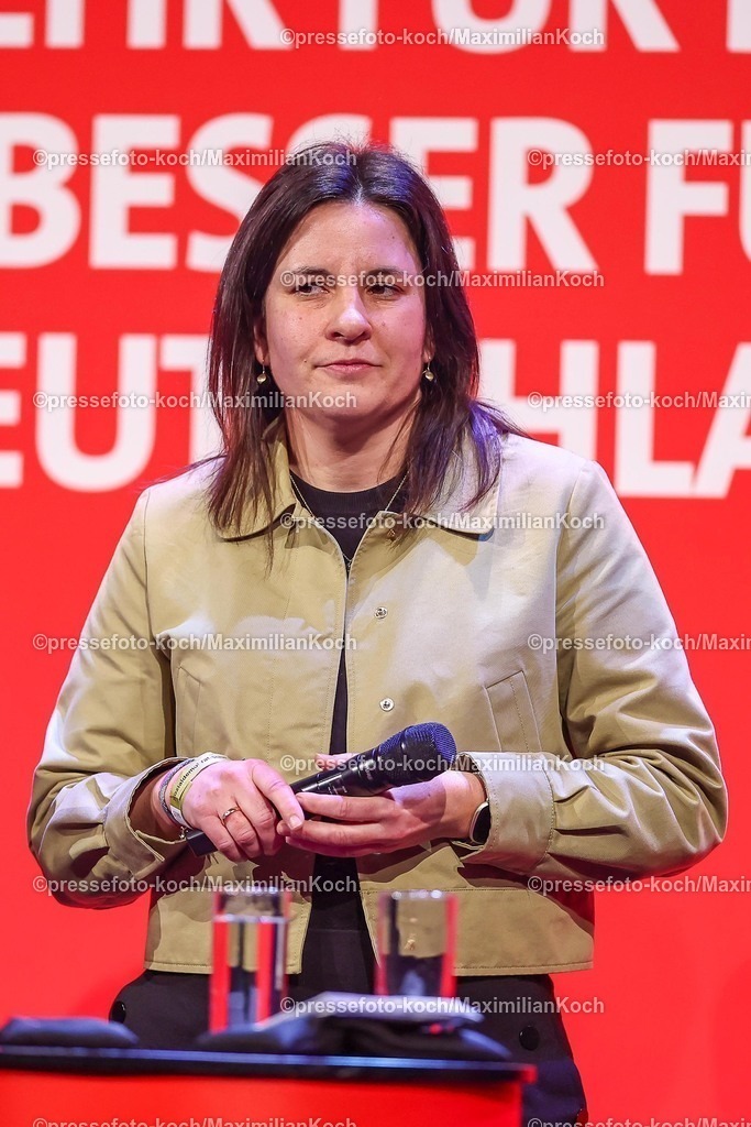 SPD21022502166 | 21.02.2025, Wahlkampfveranstaltung SPD,  Abschlusskundgebung der Sozialdemokratische Partei Deutschlands vor den Bundestagswahlen, Westfalenhalle Dortmund. Im Bild: Anke Unger (stellv. Vorstand Deutscher Gewerkschaftsbund, DGB NRW)