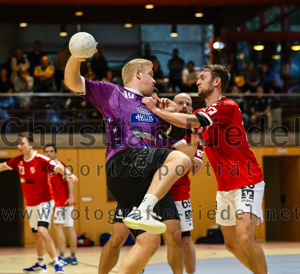 2024-10-20_064_SpVgg_Altenerding_II_gegen_TSV_Taufkirchen-Vils | Erding, Deutschland, 20.10.2024:Handball, Bezirksliga Männer Ost 2024 / 2025, 3. Spieltag, SpVgg Altenerding II gegen TSV Taufkirchen/Vils, Endergebnis: 15:20Jakob Obermair (SpVgg Altenerding, #19), Christoph Huber (TSV Taufkirchen/Vils, #25)Foto: Christian Riedel / fotografie-riedel.net