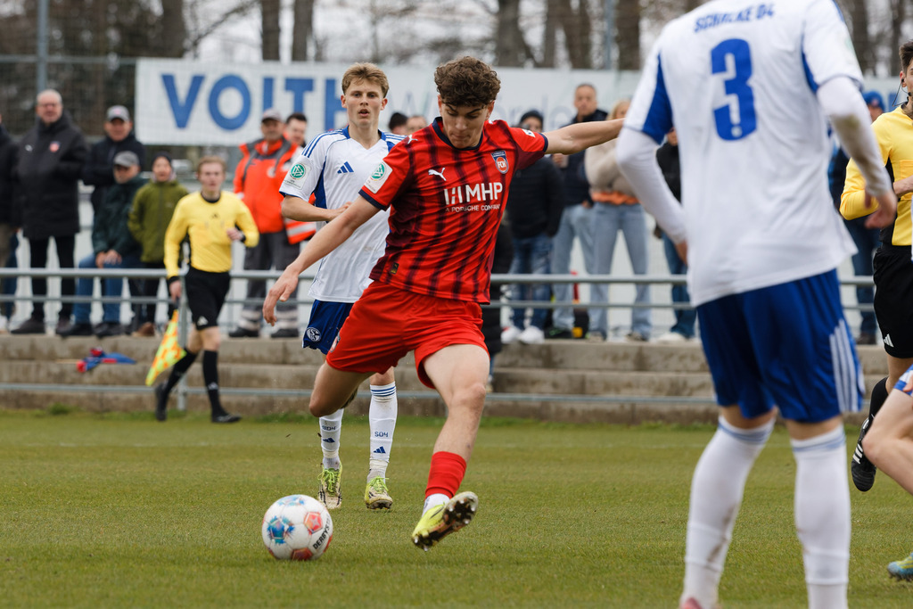 20260412-FCHS04_061 | 1.FC Heidenheim 1846 vs. FC Schalke 04, Fußball, U19, A-Junioren, NWL, U19-DFB-Nachwusliga, 2025/2026, 8. Spieltag, 12.04.2026 in Heidenheim, Walter-Birkhold-Jugendstadion (Foto: Michael Bulling) - Realisiert mit Pictrs.com