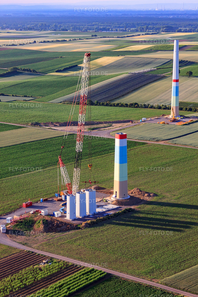 Luftbild: Ineinander gesteckte Segmente der Masten eines Windrads vor der Montage in Offenbach an der Queich im Bundesland Rheinland-Pfalz in Deutschland. Foto: IMG_67896.jpg vom 14.06.2014 durch Werner Riehm/FLY-FOTO.de