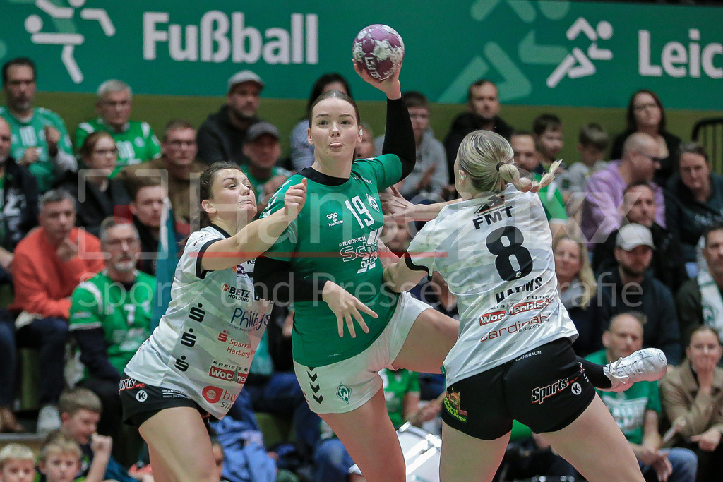 Handball, 2. Bundesliga Frauen, SV Werder Bremen - HL Buchholz 08-Rosengarten | v.li.: Anna Ansorge (HL Buchholz 08-Rosengarten, 77), Mathilda Häberle (SV Werder Bremen, 19) und Finja Harms (HL Buchholz 08-Rosengarten, 8) im Zweikampf, Duell, Spielszene, Aktion, Action