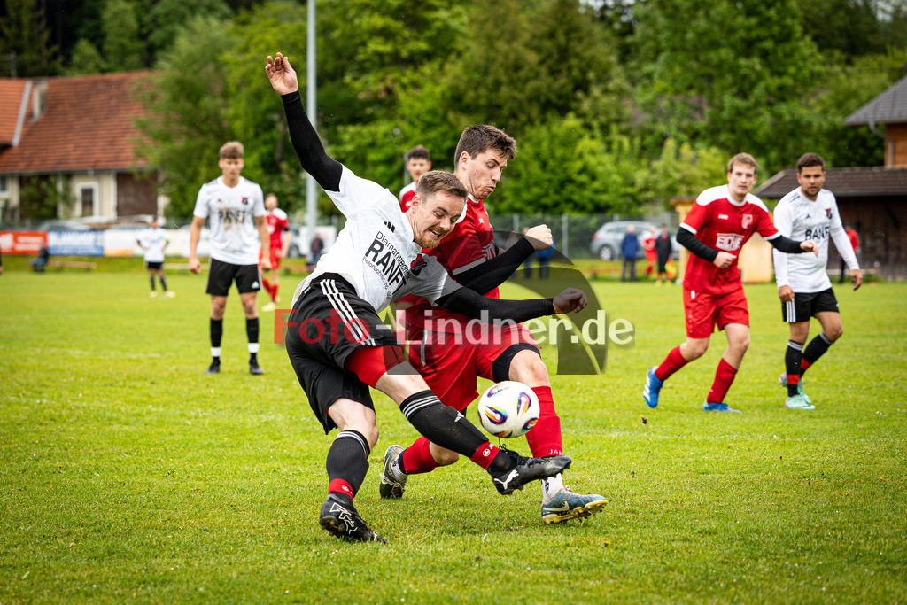 TSV Steingaden gegen TSV Hohenpeißenberg | Fußball Herren A-Klasse Gruppe 8 Zugspitze 2024/25, TSV Steingaden gegen TSV Hohenpeißenberg, 20250525,Zweikampf,2025-05-25 in Steingaden (Sportplatz Steingaden), Lukas RAUSCHENBACH (TSV Hohenpeißenberg 25), Magnus KEMPTER (TSV Steingaden Kapitän 2)Copyright: WolfgangxLindner www.foto-lindner.de