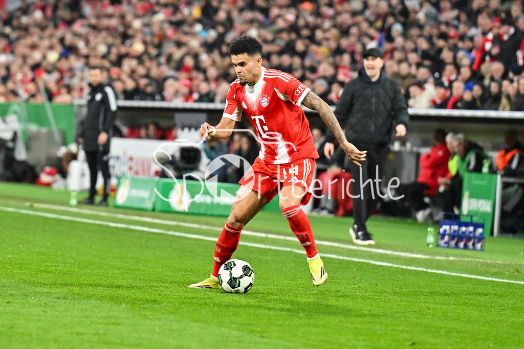 FC Bayern München - RB Leipzig | MUNICH, GERMANY - 11. FEBRUARY: AM BALL Luis DIAZ (FC Bayern Munich 14) / Einzelfoto / Freisteller während dem Spiel zwischen dem FC Bayern München und RB Leipzig beim Viertelfinale des DFB-Pokales in der Allianz Arena