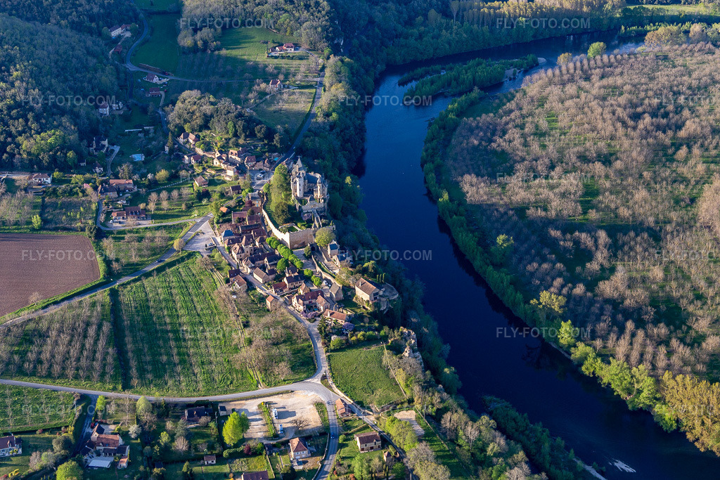 Aerial view: Montfort in Vitrac in the state Dordogne, France.Photo: IMG_113590.jpg taken on 04/16/2019 by Werner Riehm/FLY-FOTO.comResolution of the original: 5171 x 3447 px
