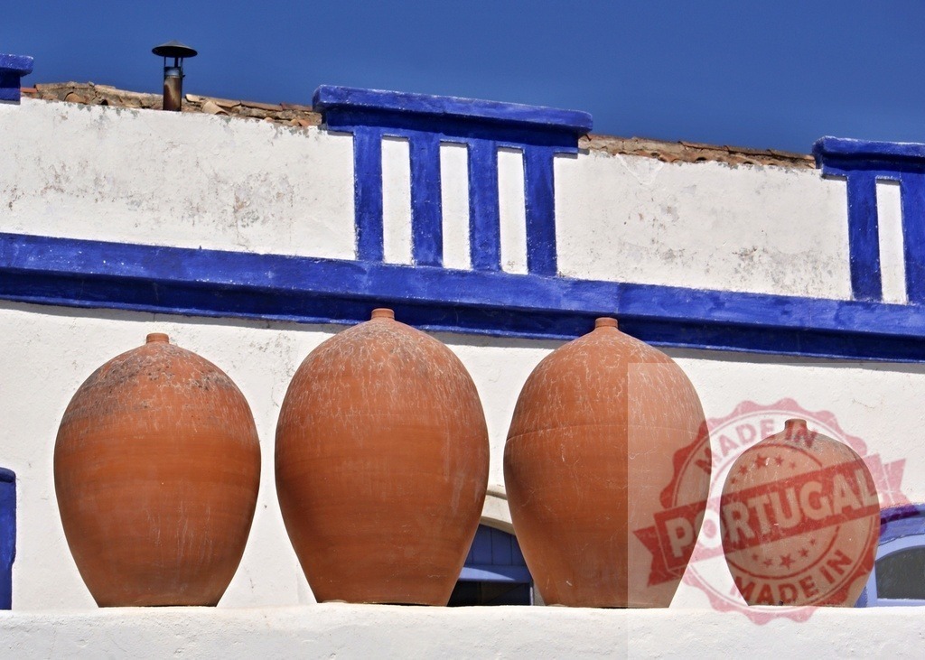 Terracotta jars on white blue Mediterranean building | Terracotta jars decorating a white house with blue details under a clear sky - Realisiert mit Pictrs.com