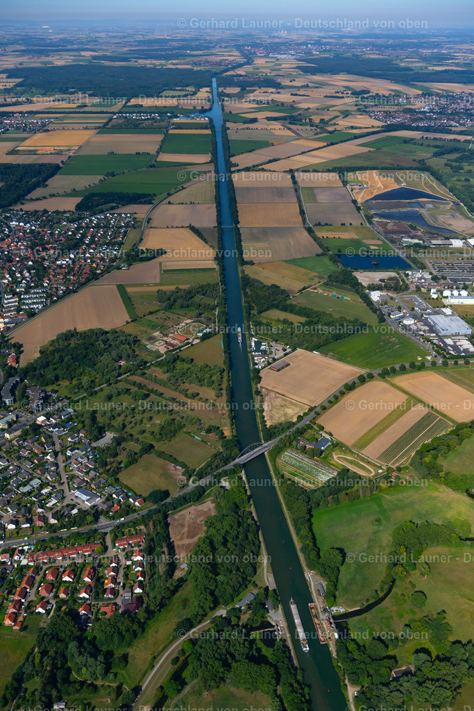 4035071 | BRAUNSCHWEIG 31.07.2020 Baustelle der Kanalarbeiten am Flusslauf des Kanals "Mittellandkanal" am Okerdüker an der Straße Am Okerdüker in Braunschweig im Bundesland Niedersachsen, Deutschland. Weiterführende Informationen bei: Wasserstraßen- und Schifffahrtsamt Mittellandkanal / Elbe-Seitenkanal. // Construction site of the canal works on the course of the canal "Mittellandkanal" on Okerdueker in Brunswick in the state Lower Saxony, Germany. Further information at: Wasserstrassen- und Schifffahrtsamt Mittellandkanal / Elbe-Seitenkanal. Foto: Gerhard Launer