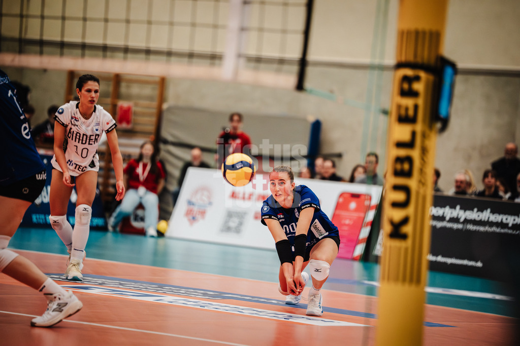 Volleyball | Frauen | Saison 2025/2026 | Volleyball Bundesliga | ETV Hamburger Volksbank Volleys vs. Binder Blaubären TSV Flacht | 06.12.2025 | Hanna Kögler (#16, Binder Blaubären TSV Flacht) nimmt den Ball an