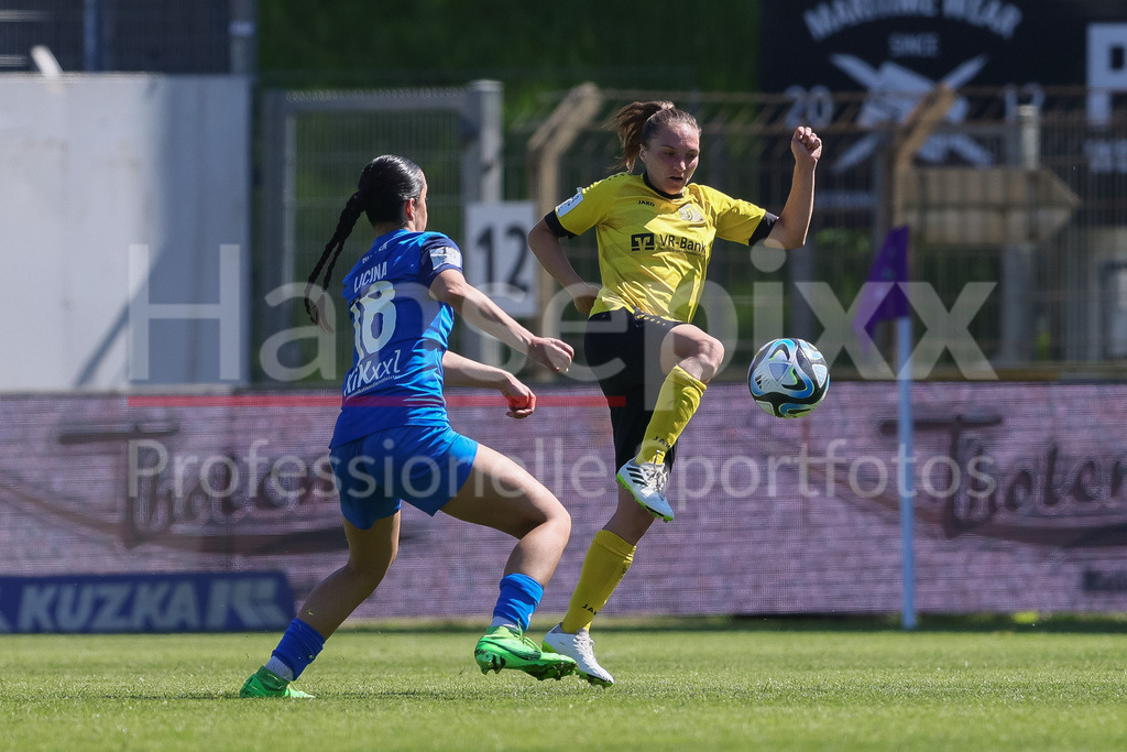 Fussball, 2. Frauen-Bundesliga, SV Meppen - SV 67 Weinberg | v.li.: Selma Licina (SV Meppen, 18) und Christine Mendt (SV 67 Weinberg, 6) im Zweikampf, Duell, Dynamik, Aktion, Action, Spielszene, DIE DFB-RICHTLINIEN UNTERSAGEN JEGLICHE NUTZUNG VON FOTOS ALS SEQUENZBILDER UND/ODER VIDEOÄHNLICHE FOTOSTRECKEN. DFB REGULATIONS PROHIBIT ANY USE OF PHOTOGRAPHS AS IMAGE SEQUENCES AND/OR QUASI-VIDEO.