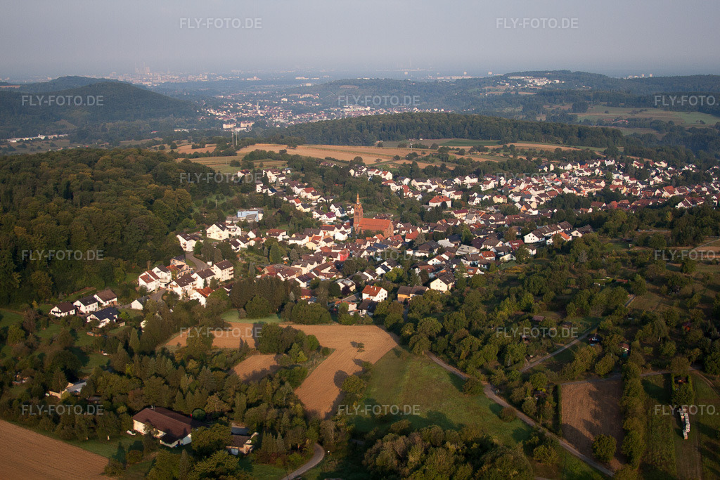 Luftbild: Ortsansicht von Osten im Ortsteil Wöschbach in Pfinztal im Bundesland Baden-Württemberg in Deutschland. – Foto: IMG_52847.jpg vom 05.09.2012 durch Werner Riehm/FLY-FOTO.de – Auflösung des Originals: 4752 x 3168 px