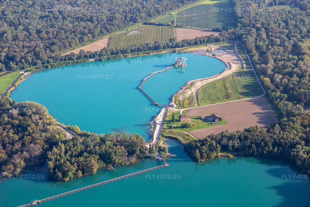 Vue aérienne: Tombe de Dahlunden à Fort-Louis dans le département Bas Rhin, France. Photo: IMG_137763.jpg prise le 18/08/2023 par Werner Riehm/FLY-FOTO.eu – Résolution de l'original: 5311 x 3541 px