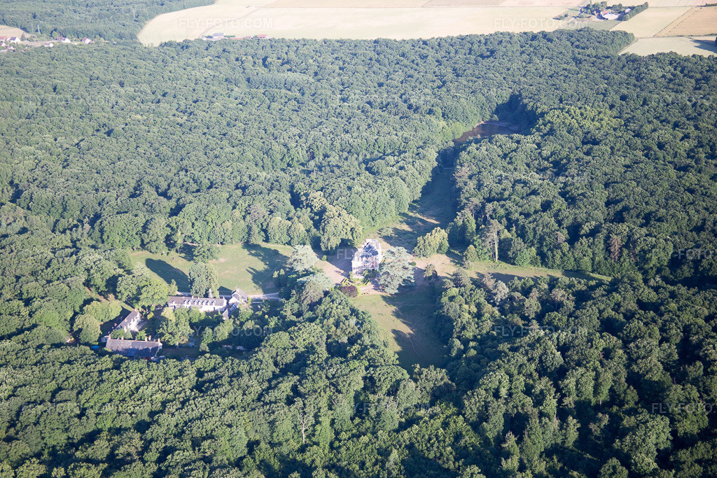 Aerial view: Orchaise, Chateau du Guerinet in Valencisse in the state Loir et Cher, France. – Photo: IMG_081190.jpg taken on 06/19/2015 by Werner Riehm/FLY-FOTO.com – Resolution of the original: 5472 x 3648 px