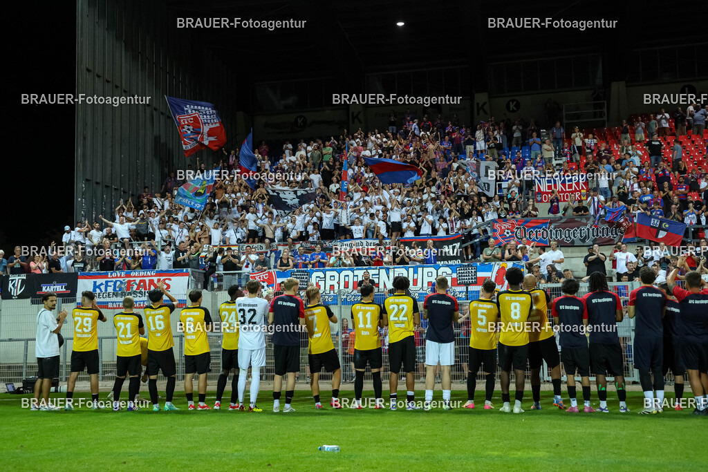 SB_KFCBAU_20250815_6340.JPG -  - KFC Uerdingen - SF Baumberg - Oberliga Niederrhein | Krefeld, Deutschland, 15.08.25: Spieler von KFC Uerdingen feiern mit den Fans während des Oberliga Niederrhein Spiels zwischen KFC Uerdingen - SF Baumberg in der Grotenburg Stadion am 15. August 2025 in Krefeld, Deutschland. (Foto von Stefan Brauer/Brauer-Fotoagentur)