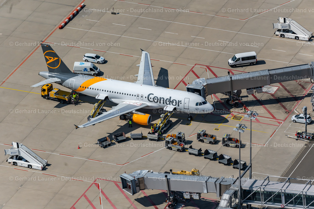 4047096 | STUTTGART 11.08.2021 Passagierflugzeug auf der Parkposition - Abstellfläche auf dem Flughafen in Stuttgart im Bundesland Baden-Württemberg, Deutschland. // Passenger airplane in parking position - parking area at the airport in Stuttgart in the state Baden-Wurttemberg, Germany. Foto: Gerhard Launer