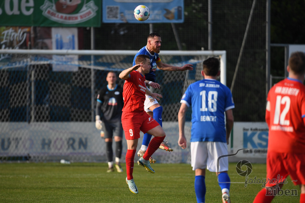SSV Jeddeloh-SV Drochtersen/Assel | Herren Regionalliga; SSV Jeddeloh (blau)-SV Drochtersen/Assel (rot) am 30.04.2024; in Jeddeloh (53-Acht Arena), Photo: Philip Eiben 2024 - Realisiert mit Pictrs.com