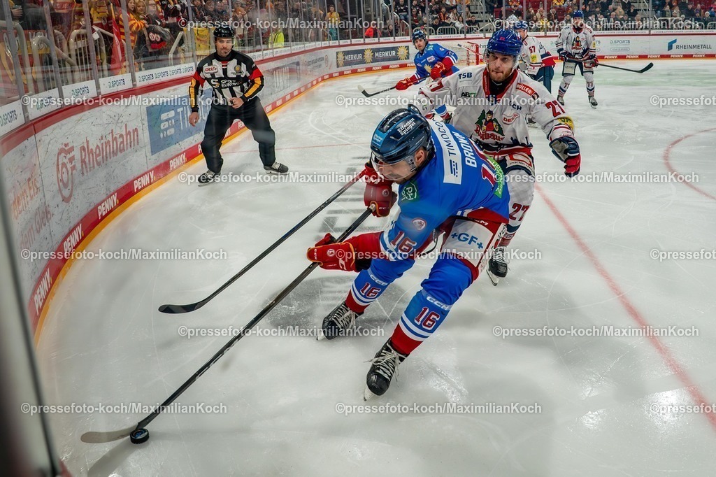xKKUx02012601009 | 02.01.2026, xkkux, Eishockey, DEL2, Düsseldorfer EG - EHC Freiburg, PSD Bank Dome Düsseldorf: Kyle Cumiskey (DEG #16) im Zweikampf gegen  Freiburgs David Trinkberger