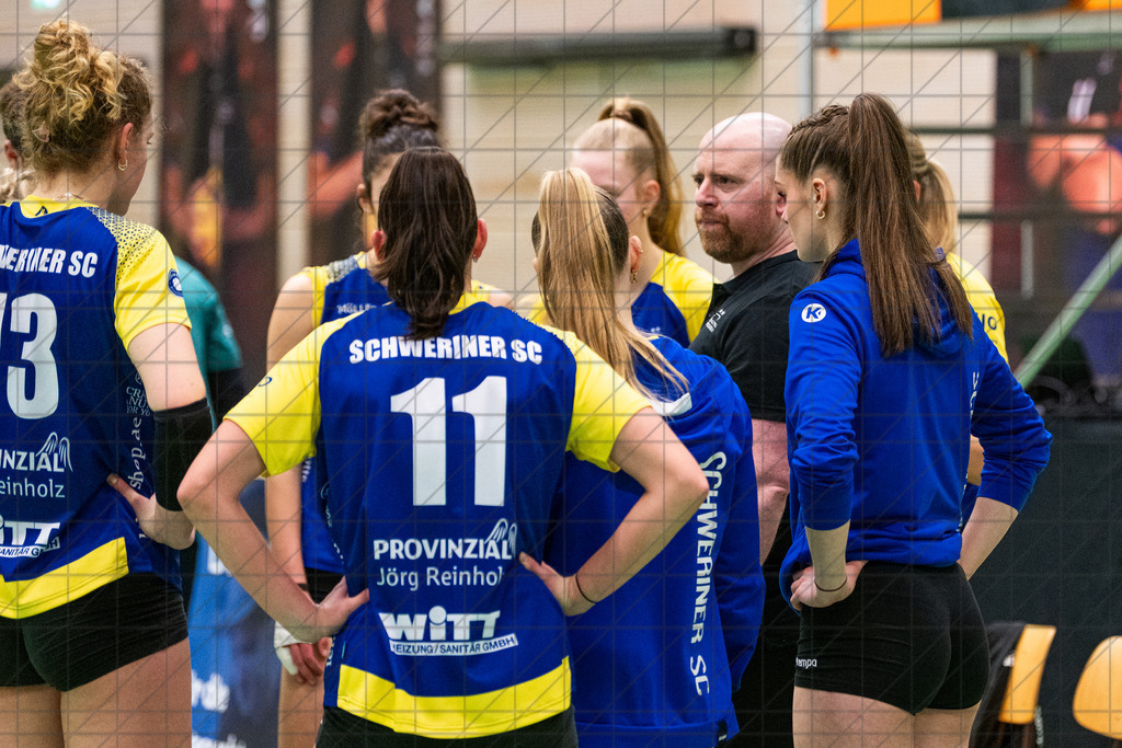 2. VBLF Nord 25/26 | Spiel 4072 | VC Osnabrück vs. Schweriner SC II | Auszeit Schweriner SC II. //  17.01.26: 2. VBLF Nord 25/26 | Spiel 4072 | VC Osnabrück vs. Schweriner SC II / Osnabrück / Deutschland  //   CREDIT:www.bullenfotos.de, Martin König, Hörner Weg 40, D-49078 Osnabrück, +4917663732967 // Nutzung und Weitergabe nur zu den vereinbarten Zwecken. Presseanfragen an Ersteller. Alle Rechte beim Ersteller. Honorierung nach MFM. - Realisiert mit Pictrs.com