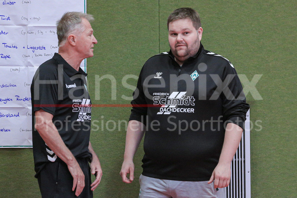 Handball, 2. Bundesliga Frauen, Training SV Werder Bremen | v.li.: Radek Lewicki (Co-Trainer, SV Werder Bremen) im Gespräch mit Timm Dietrich (Trainer, Cheftrainer, SV Werder Bremen)