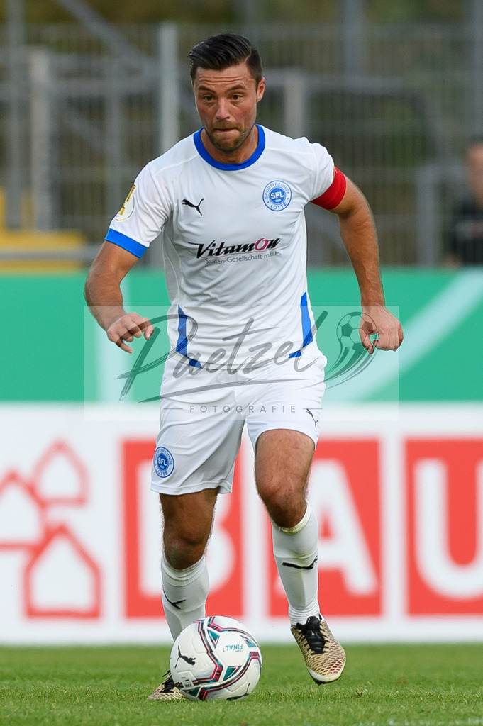 LOTKSC20210809_160 | Fussball, Herren: Timo Brauer (Sportfreunde Lotte) in Aktion, am Ball, Einzelaktion beim Spiel der 1. Runde im DFB-Pokal zwischen SF Lotte und Karlsruher SC im Stadion am Lotter Kreuz am 09.08.2021 in Lotte, Deutschland.DFB / DFL REGULATIONS PROHIBIT ANY USE OF PHOTOGRAPHS AS IMAGE SEQUENCES AND/OR QUASI-VIDEO. - Realisiert mit Pictrs.com
