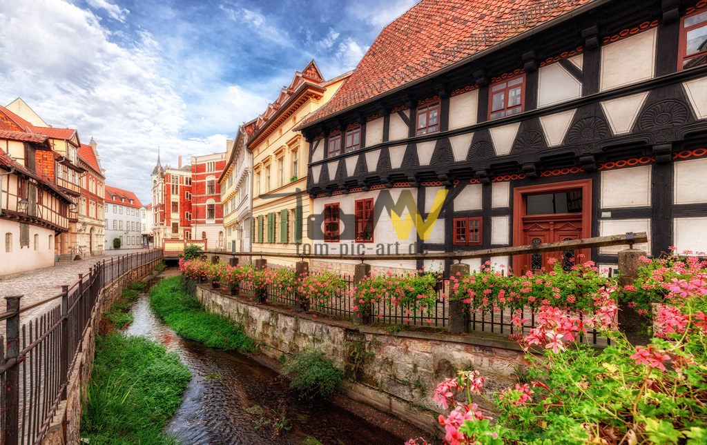 Idyllisches Quedlinburg mit Bach-------Blumen und Fachwerk | Hochauflösende und hochwertige Bilder und Fotos.Kommerzielle oder private Nutzung ✔ Bilder downloaden✔ Acryl ✔ Leinwand ✔ Poster ✔
 - Realisiert mit Pictrs.com