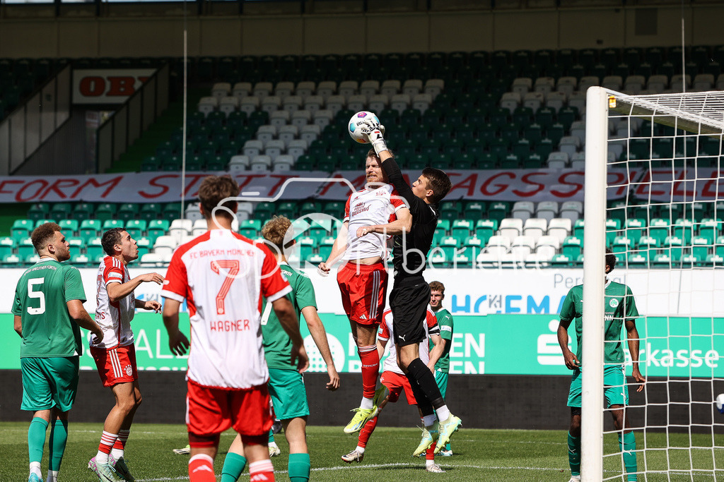 SpVgg Greuther Fürth II - FC Bayern Amateure | Im Duell Steve BREITKRUEZ (FCB #26) und Fürth Keeper Simon Hoffmann (SPVGG #1) / Zweikampf