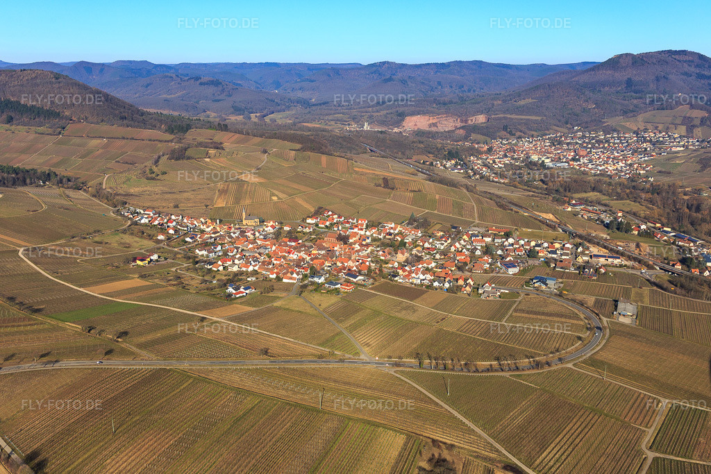 Luftbild: Winzerdorfansicht aus Süden im Winter ohne Schnee in Birkweiler im Bundesland Rheinland-Pfalz in Deutschland. Foto: IMG_112676.jpg vom 27.02.2019 durch Werner Riehm/FLY-FOTO.de