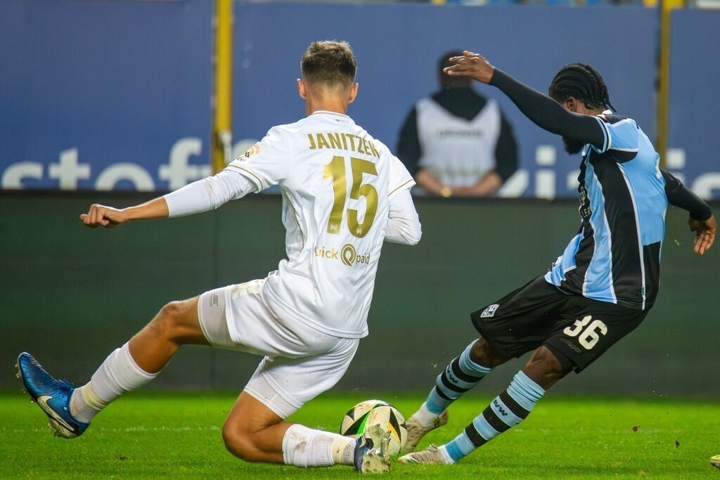 Fußball 3. Liga, Saison 2024/25, 12. Spieltag: Waldhof Mannheim gegen SV Wehen-Wiesbaden. Bild: Kelvin Arase (36, Mannheim) und Justin Janitzek (15, Wehen-Wiesbaden) | Fußball 3. Liga, Saison 2024/25, 12. Spieltag: Waldhof Mannheim gegen SV Wehen-Wiesbaden. Bild: Kelvin Arase (36, Mannheim) und Justin Janitzek (15, Wehen-Wiesbaden) - Realisiert mit Pictrs.com