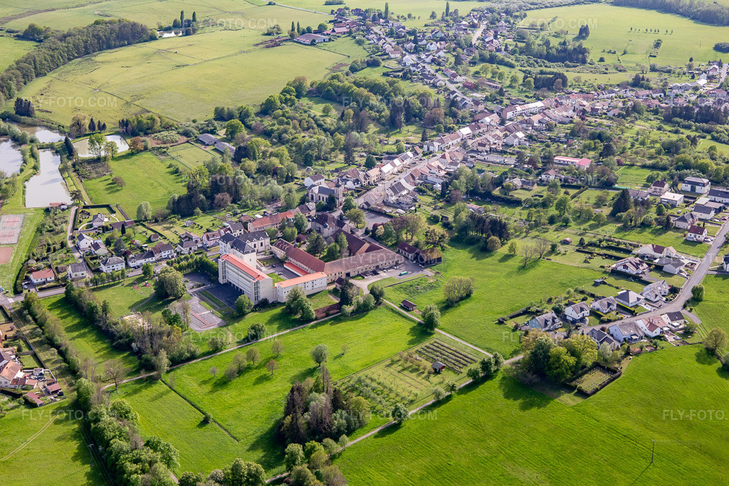 Aerial view: Clos du chateau and École élémentaire publique in Neufgrange in the state Moselle, France. – Photo: IMG_140400.jpg taken on 04/30/2024 by Werner Riehm/FLY-FOTO.com – Resolution of the original: 5188 x 3458 px