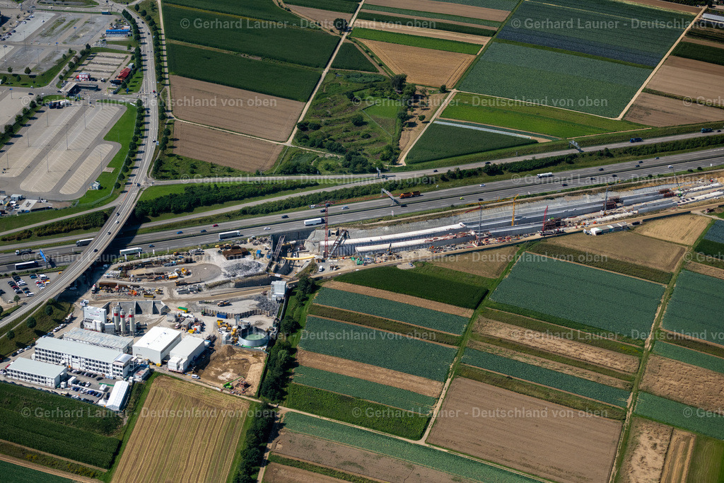 4047181 | STUTTGART 11.08.2021 Baustelle mit Tunnelführungsarbeiten für die Streckenführung und den Verlauf " Flughafentunnel " parallel zum Verlauf der Autobahn BAB A8 in Stuttgart im Bundesland Baden-Württemberg, Deutschland. Weiterführende Informationen bei: CDM Smith Consult GmbH,  GBI Gackstatter Beratende Ingenieure GmbH,  Max Bögl Bauservice GmbH &amp; Co. KG,  Vössing Ingenieurgesellschaft mbH. // Construction site with tunneling work for the route and the "airport tunnel" course parallel to the course of the A8 motorway in the Plieningen district of Stuttgart in the state Baden-Wuerttemberg, Germany. Further information at: CDM Smith Consult GmbH,  GBI Gackstatter Beratende Ingenieure GmbH,  Max Boegl Bauservice GmbH &amp; Co. KG,  Voessing Ingenieurgesellschaft mbH. Foto: Gerhard Launer