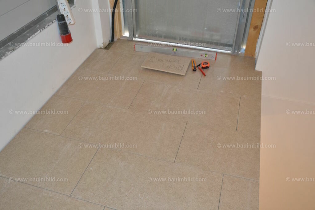 bib-lg21-fliesenlegerarbeiten-0065 | Nach LV-Leistungsgruppen sortierte Detailfotos über den Bau eines Hauses. Alle Hausbau-Bilder direkt vom Urheber und Autor der Website Haus-Selber-Bauen.com