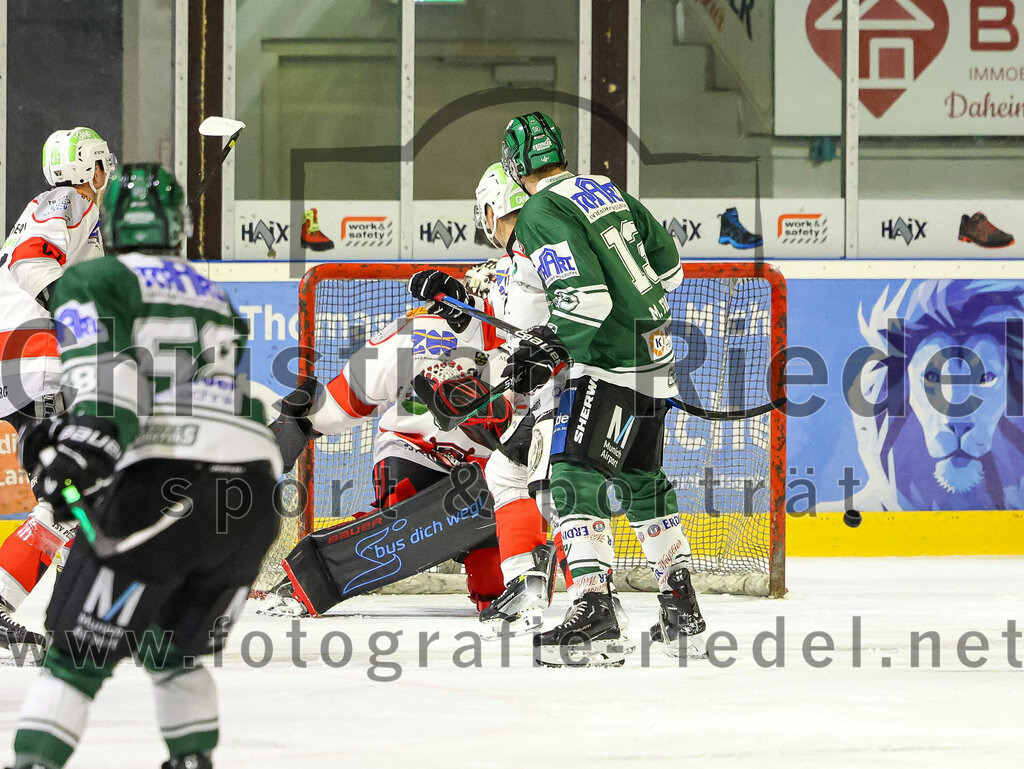 2023-10-29_009_TSV_Erding_gegen_TSV_Peissenberg | Erding, Deutschland, 29.10.2023:
Eishockey, Bayernliga Vorrunde 2023 / 2024, 5. Spieltag, TSV Erding gegen TSV Peißenberg, Endergebnis: 

Torwart Korbinian Sertl (TSV Peissenberg, #31), Michael Franz (Erding Gladiators, #13)

Foto: Christian Riedel / fotografie-riedel.net