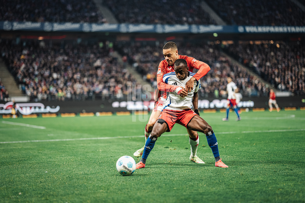 Fußball | Männer | Saison 2024/2025 | 2. Fußball-Bundesliga | 23. Spieltag | Hamburger SV vs. 1. FC Kaiserslautern | 21.02.2025 | Jan Gyamerah (#32, 1. FC Kaiserslautern) hinten gegen Jean-Luc Dompe (#7, HSV) vorne