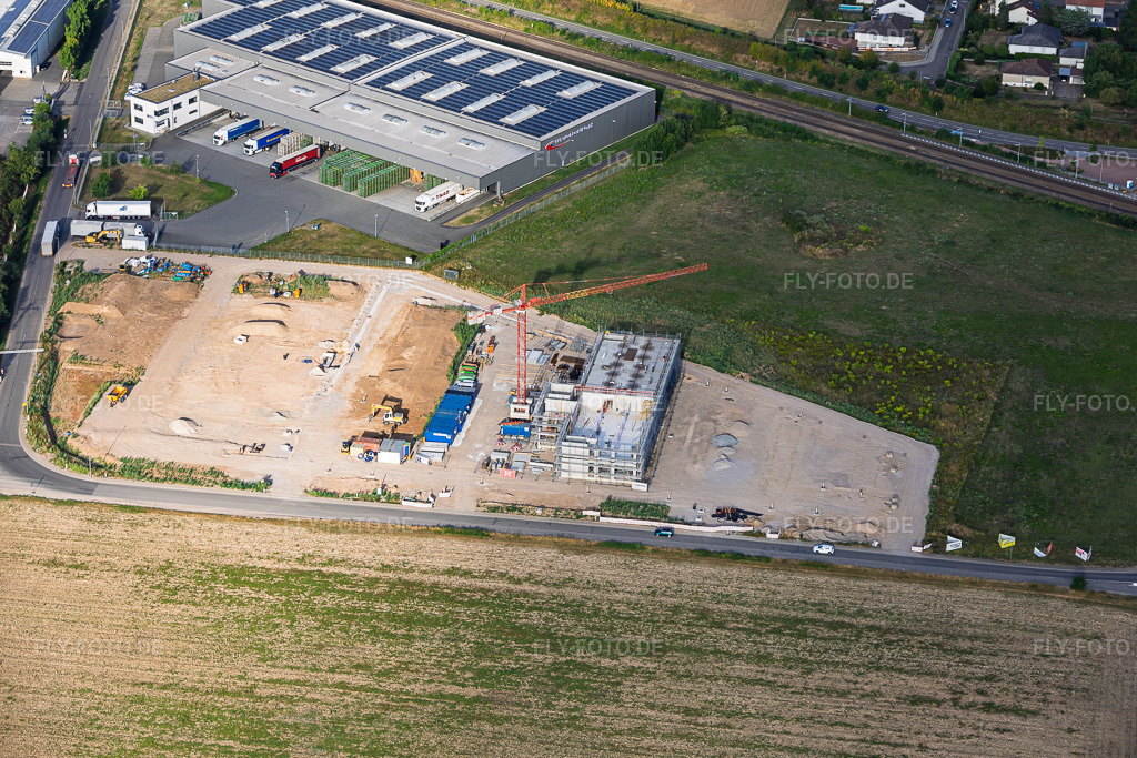 Luftbild: Baustelle für das neue Campus von X2E für Verwaltungs- und Produktionsgebäude in Rohrbach im Bundesland Rheinland-Pfalz in Deutschland. – Foto: IMG_158453.jpg vom 06.08.2026 durch Werner Riehm/FLY-FOTO.de – Auflösung des Originals: 5723 x 3815 px – X2E GmbH | Automotive Data Logging Solutions