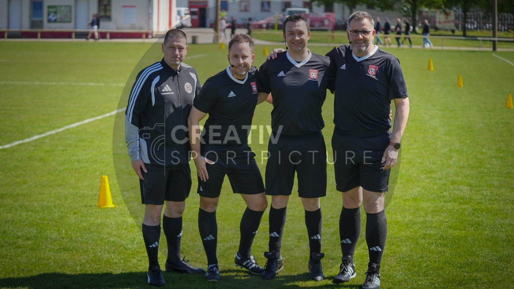 Fußball, Herren, Saison 2025/2026, Brandenburgliga, 23. Spieltag, Brandenburger SC Süd 05 vs. BSG Stahl Brandenburg, Samstag 25.04.2026, Werner-Seelenbinder-Sportplatz Brandenburg an der Havel | Fußball, Herren, Saison 2025/2026, Brandenburgliga, 23. Spieltag, Brandenburger SC Süd 05 vs. BSG Stahl Brandenburg, Samstag 25.04.2026, Werner-Seelenbinder-Sportplatz Brandenburg an der Havel, Im Bild: Das Schiedsrichter-Team. v.l. Andreas Hellblau, Felix Schmidt, Frank Heinze und Carsten Fox - Realisiert mit Pictrs.com