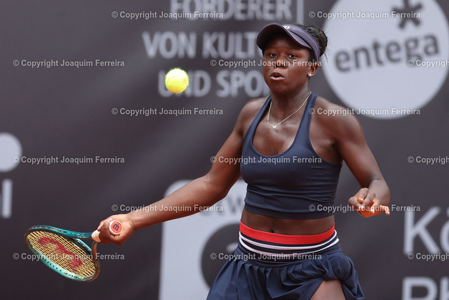 2024.07.20TennisFinaleDa_0593 Kopie | Darmstadt am 21. Juli 2024 xJFAx  48. Internationalen Damen-Tennisturnier des TCB 2000 Darmstadt Finale Angela FITA BOLUDA (ESP) vs Victoria MBOKO (CAN) Bild: v. li. Victoria MBOKO (CAN)  spielt eine Vorhand. - Realisiert mit Pictrs.com
