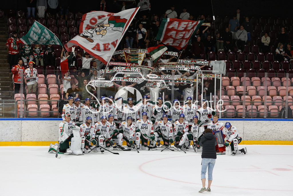 SC Langnau Tigers - Augsburger Panther | Freude der Panther nach dem Sieg gegen Langnau im Penaltyschiessen