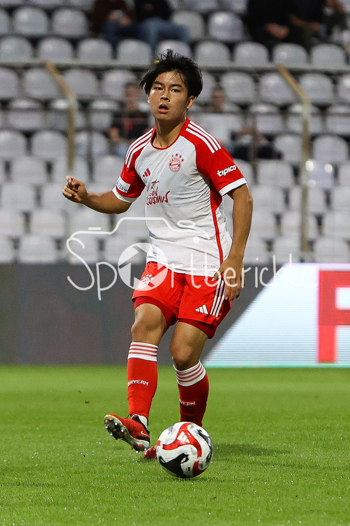 FC Bayern Amateure - FC Memmingen | Taichi FUKUI (FCB #14) am Ball / Freisteller / Einzelfoto