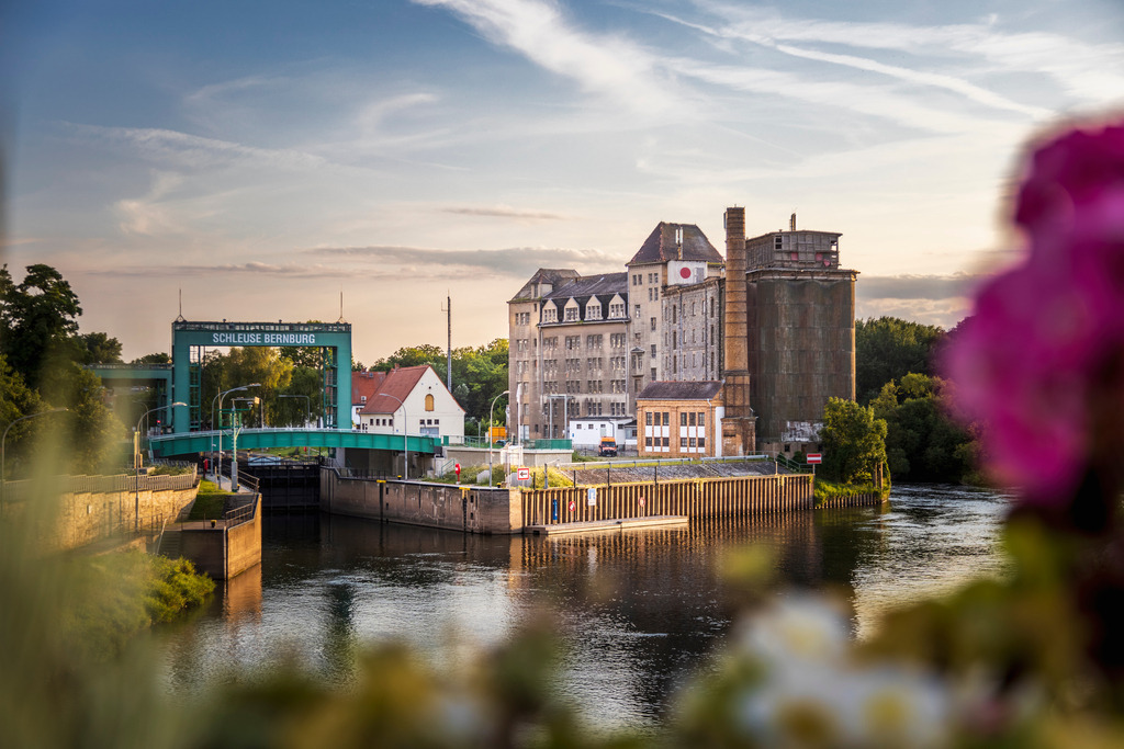 Schleuse und Saalemühle im Sonnenuntergang | Wir machen aus Ihren Bildern Erinnerungen für die Ewigkeit | Hochwertige Fotografien für Ihr zu Hause. - Realisiert mit Pictrs.com