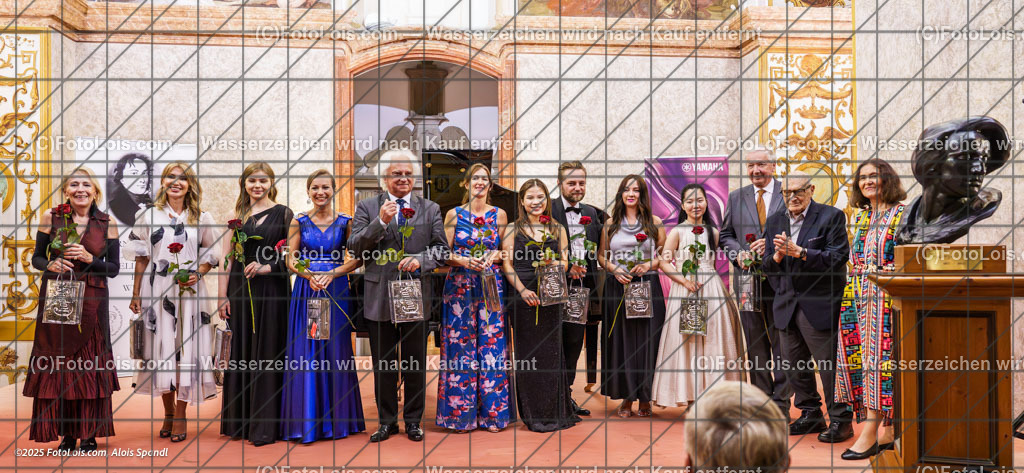 _ALP4547_Nocturno-Konzert_alle Kuenstler | XLI. CHOPIN-Festival - Barockbibliothek, Sa 16. Aug. 2025, 20.00 Uhr, NOCTURNO - nächtliches Konzert bei Kerzenlicht, Frédéric Chopin und die Kämpfer für Frieden, Recht und Freiheit seiner Zeit.                       SolistInnen des Festivals, die ihren Beitrag zum hervorragenden Gelingen des Nocturno-Konzerts leisteten: Moderatorin Liliana Niesielska, Donka Angatscheva, Kamila Sacharzewska, Natalia Rehling, Yves Henry, Clara Biermasz, Rachel Cheung,  Piotr Koscik, Anna Maria Niemiec, Yinqi Wang, Manfred Wagner Artzt, Intendant Theodor Kanitzer, Komponistin Elsbieta Wiedner-Zajac.